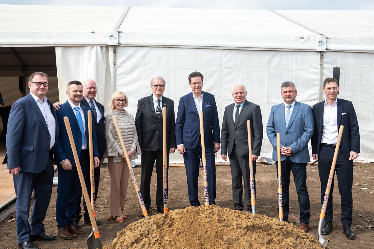 MCE setzt Spatenstich für neue Stahlbau-Produktionshalle in Ungarn