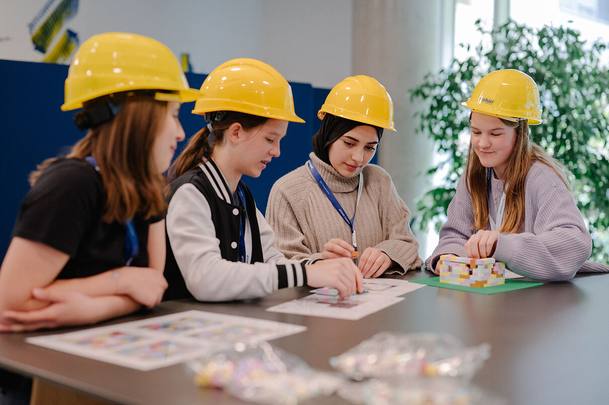 Technik hautnah erleben: HABAU GROUP lud zum Wiener Töchtertag und Girls Day in Perg
