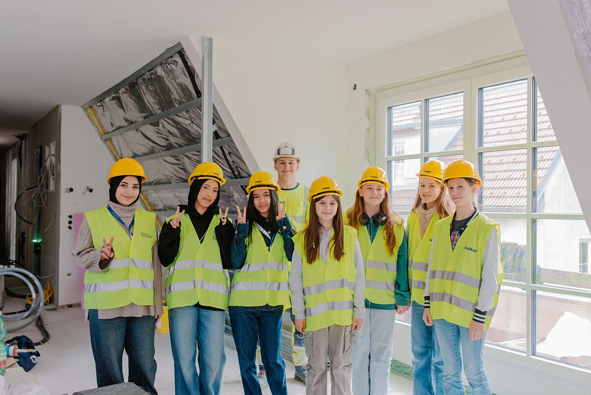 Technik hautnah erleben: HABAU GROUP lud zum Wiener Töchtertag und Girls Day in Perg