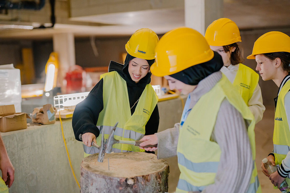 Technik hautnah erleben: HABAU GROUP lud zum Wiener Töchtertag und Girls Day in Perg