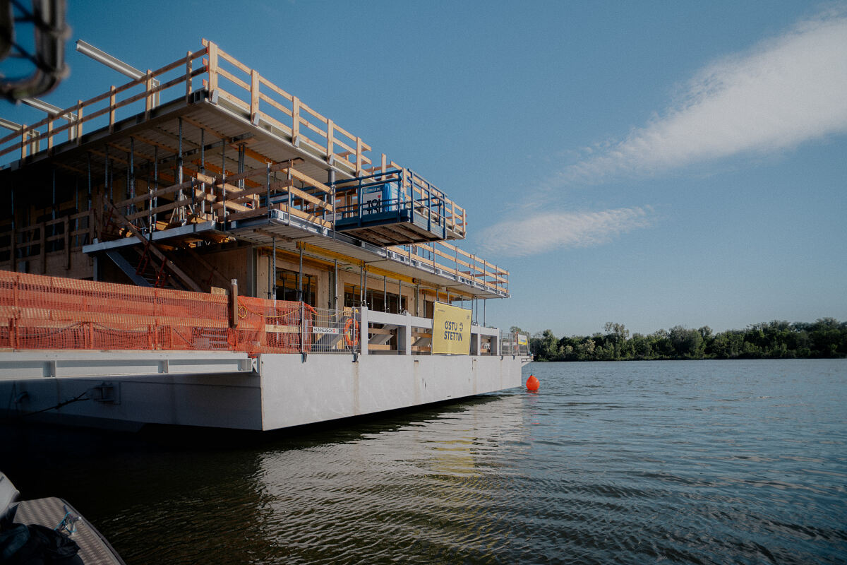 ÖSTU-STETTIN baut schwimmendes Büro auf der Donau in Wien