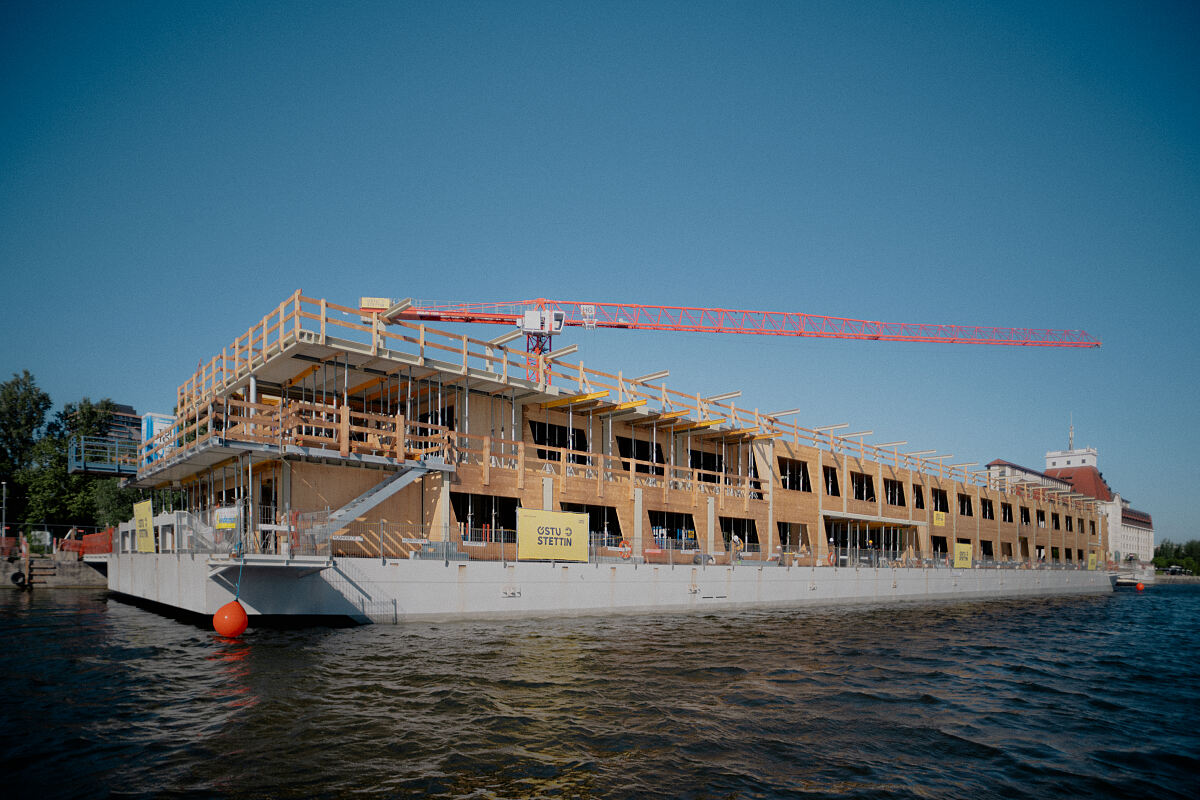 ÖSTU-STETTIN baut schwimmendes Büro auf der Donau in Wien