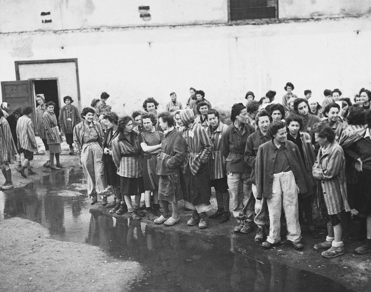 Weibliche Überlebende des Außenlagers Lenzing, 5. Mai 1945