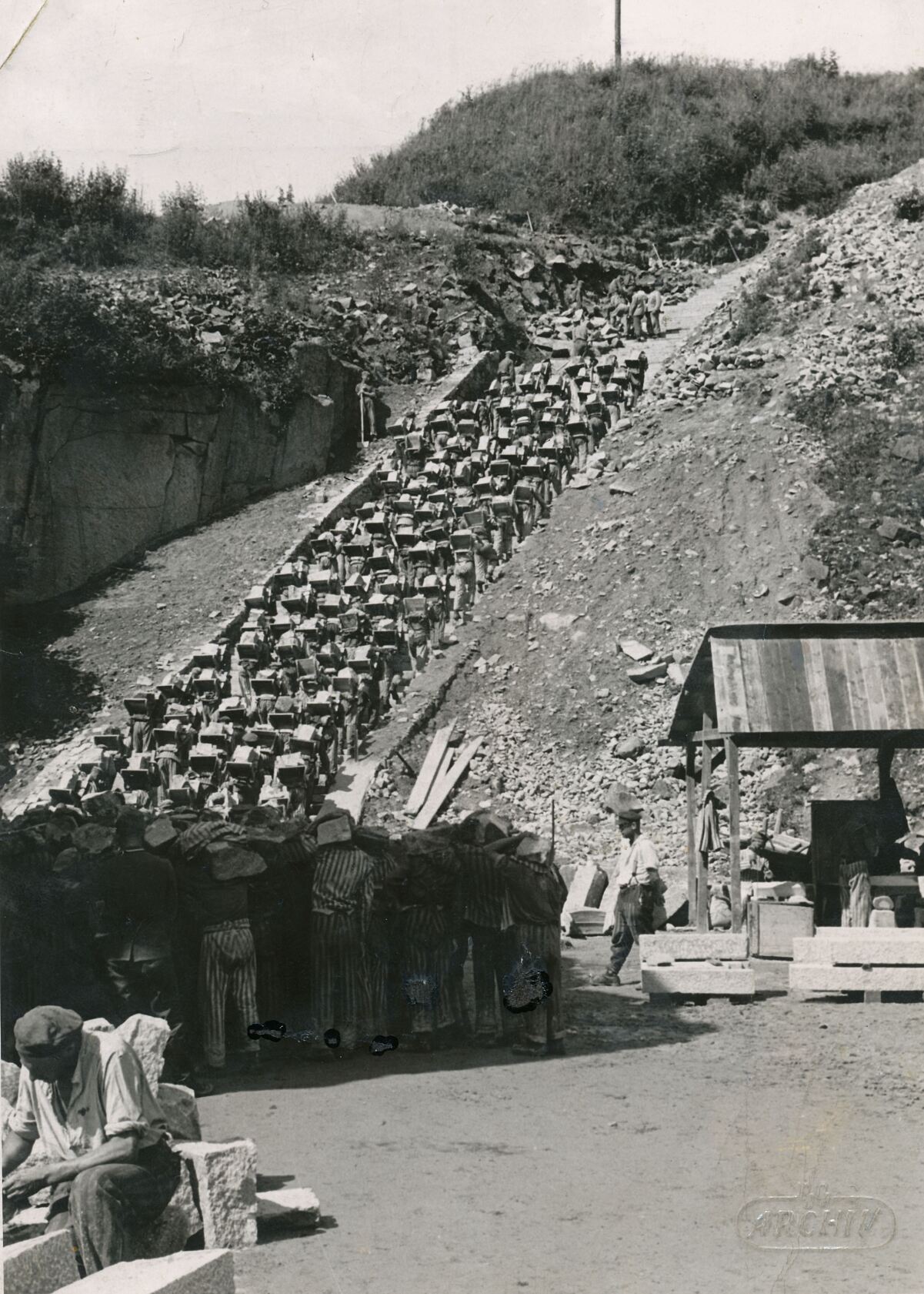 Häftlinge tragen Steine über die «Todesstiege» im Steinbruch Wiener Graben des KZ Mauthausen, ca. 1942