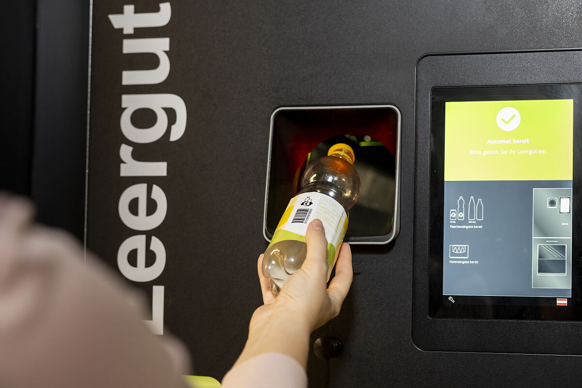 Einwurf Flasche in Automat