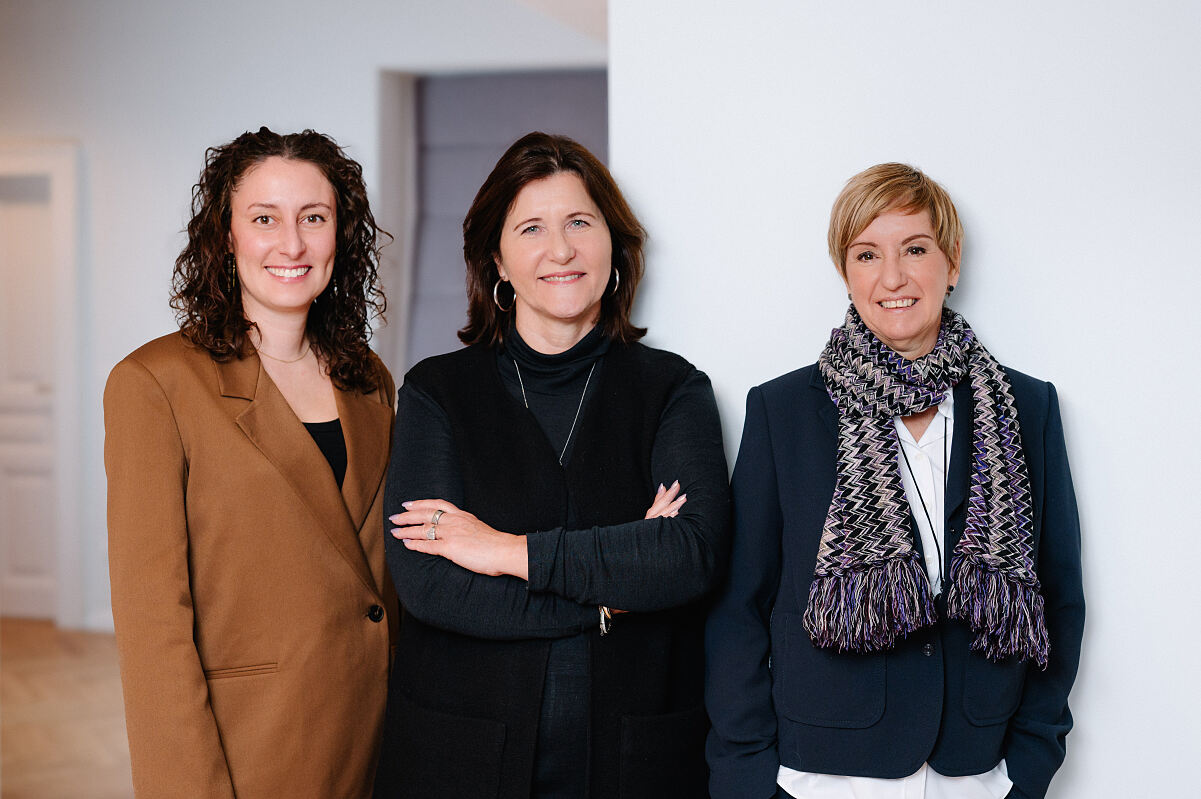 v.l.n.r. Helena Valasaki, Art Director; Carola Purtscher, Founder & Owner; Claudia Greifoner, Managerin Corporate Publishing